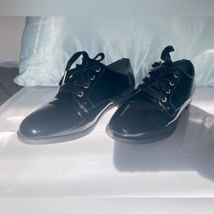 JustFab, size 6, woman’s tuxedo style shoe made of leather.